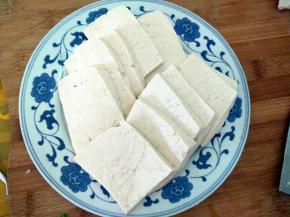 豆腐切片(也可用淡盐水浸泡十分钟，煎的时候不容易烂)