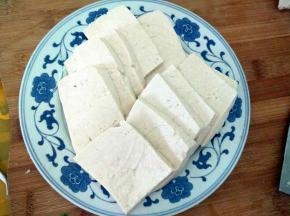 豆腐切片(也可用淡盐水浸泡十分钟，煎的时候不容易烂)