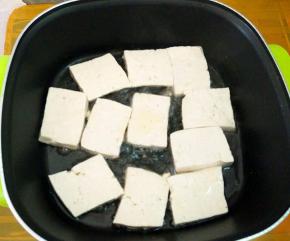 热锅热油，下豆腐。