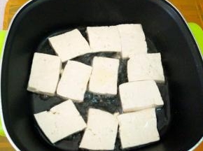 热锅热油，下豆腐。