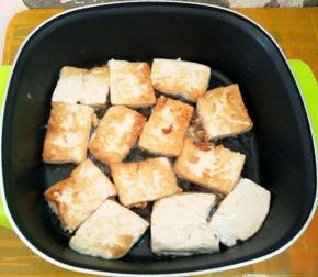 煎至两面金黄，(推至一边，或盛出)