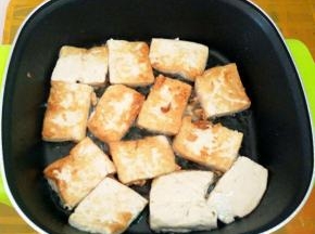 煎至两面金黄，(推至一边，或盛出)