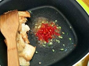 下葱白剁椒炒香，加少许的清水。