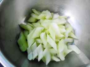西芹去筋，切段