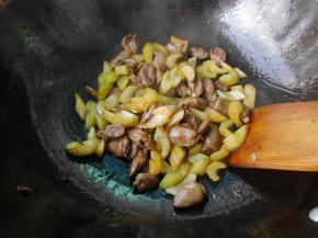 加入西芹段翻炒