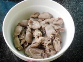 在沸水焯一下捞出沥干