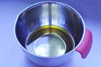 1、将转化糖浆倒入一个干净的容器里。