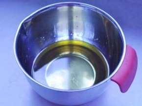 1、将转化糖浆倒入一个干净的容器里。