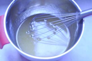 2、加入枧水和花生油，用打蛋器搅拌均匀，一定要达到充分乳化；