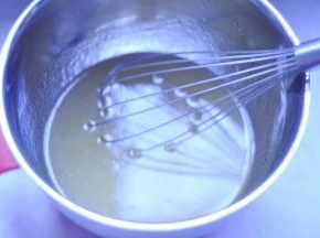 2、加入枧水和花生油，用打蛋器搅拌均匀，一定要达到充分乳化；