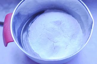 3、筛入中筋粉，用刮刀继续搅拌均匀；