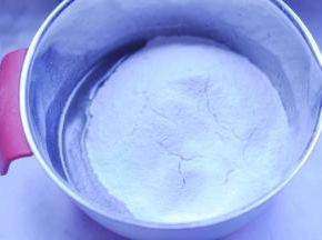 3、筛入中筋粉，用刮刀继续搅拌均匀；