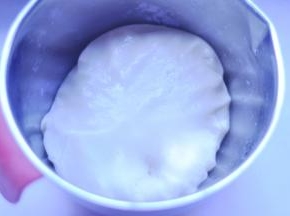 4、搅拌好的面团，用保鲜膜包好，松弛1小时；
