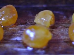 5、蛋黄用油泡一晚上后，烤箱上下火100预热10分钟中层烤10分钟，处理好备用