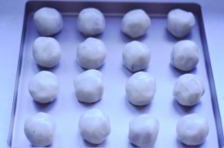 8、将包好的月饼胚摆入烤盘内，这样就省去压好以后移盘的麻烦