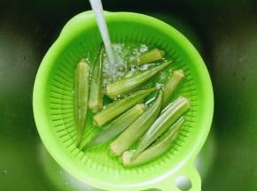用冷水冲洗秋葵，之后再加入少许盐，泡10分钟。捞出后将秋葵根切掉。