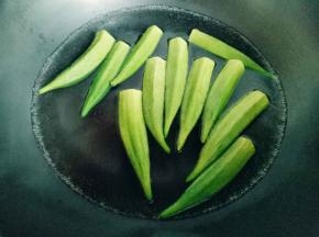 盐水泡好的秋葵焯水，锅中加入水，大火烧开，加秋葵。