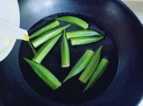 再滴几滴食用油。(这样会保持秋葵的脆绿色)大火2-3分钟即可。