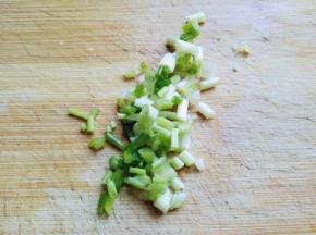 葱去皮切碎。