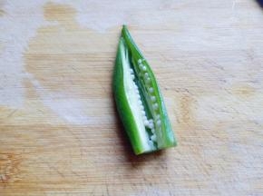 将秋葵切开。如图