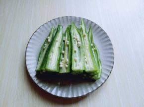 切好的秋葵摆放在盘子里。