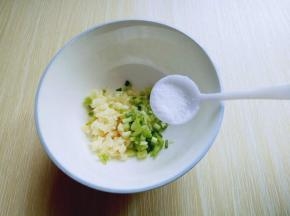 调味料: 将切好的葱蒜加入小碗中，加入盐。