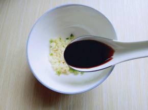 再加入一勺生抽。