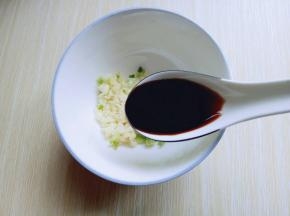 再加入一勺生抽。