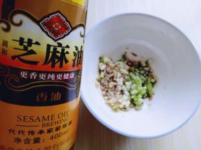 滴几滴芝麻油。