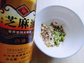 滴几滴芝麻油。