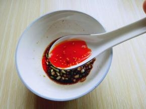 加入一勺辣油。