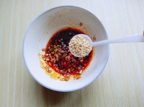 再加入一勺熟芝麻，拌均匀，这样调味料就做好了。