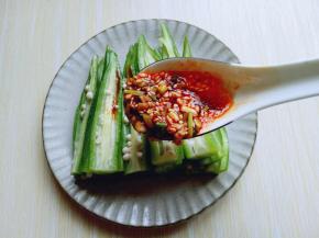 将做好的调味料淋在秋葵上即可食用。