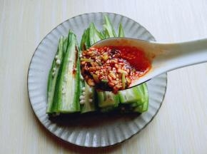 将做好的调味料淋在秋葵上即可食用。