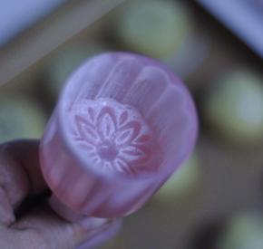 9、先将月饼模具里撒点面粉，在倒出来，这样方便脱模