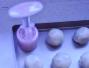 10、将月饼模倒扣在有月饼胚的金盘上，