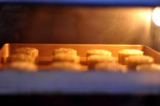 12、拿出来再刷一层薄薄的蛋液，送回烤箱上下火180度，继续烤15分钟；也要随时观察月饼的上色情况