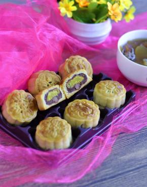 13、当听到烤箱发出滴的声音，美味、香甜的豆沙蛋黄月饼就做好了。