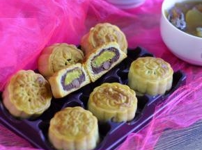 13、当听到烤箱发出滴的声音，美味、香甜的豆沙蛋黄月饼就做好了。