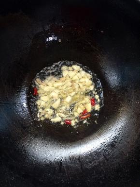 锅洗净烧热倒入适量的油，放入生姜，蒜瓣，干辣椒爆出香味儿！
