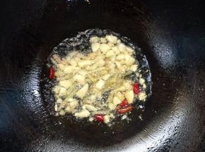 锅洗净烧热倒入适量的油，放入生姜，蒜瓣，干辣椒爆出香味儿！