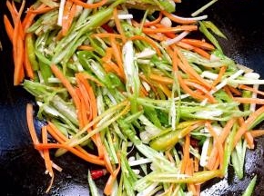 倒入切好的尖椒丝，胡萝卜丝，葱段翻炒均匀！