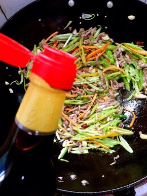 放入几滴红烧酱油翻炒均匀！（酱油放几滴即可，不要放的太多，要不然做出来的菜颜色太深，不好看！）