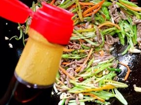 放入几滴红烧酱油翻炒均匀！（酱油放几滴即可，不要放的太多，要不然做出来的菜颜色太深，不好看！）