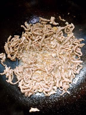 锅烧热倒入适量的油，放入腌制好的肉丝大火爆炒至肉丝变色即可盛出备用！