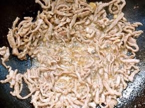 锅烧热倒入适量的油，放入腌制好的肉丝大火爆炒至肉丝变色即可盛出备用！