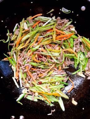 加入刚刚盛出来的肉丝翻炒片刻！