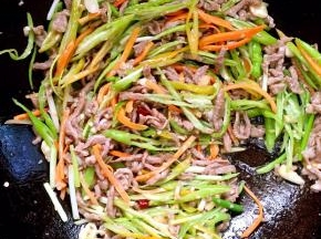 加入刚刚盛出来的肉丝翻炒片刻！