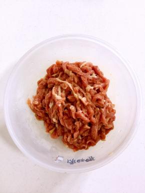 瘦肉清洗干净后切成丝，加入料酒，玉米淀粉，生抽，香油和生姜搅拌均匀腌制10分钟！