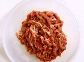 瘦肉清洗干净后切成丝，加入料酒，玉米淀粉，生抽，香油和生姜搅拌均匀腌制10分钟！